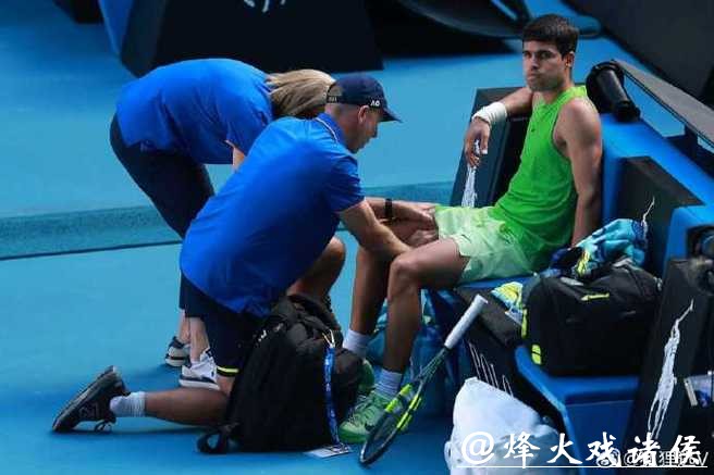 澳网|规则成摆设?阿尔卡拉斯抽筋获医疗暂停,差点逆转的兹维列夫直斥荒谬 澳网|规则成摆设?阿尔卡拉斯抽筋获医疗暂停,差点逆转的兹维列夫直斥荒谬